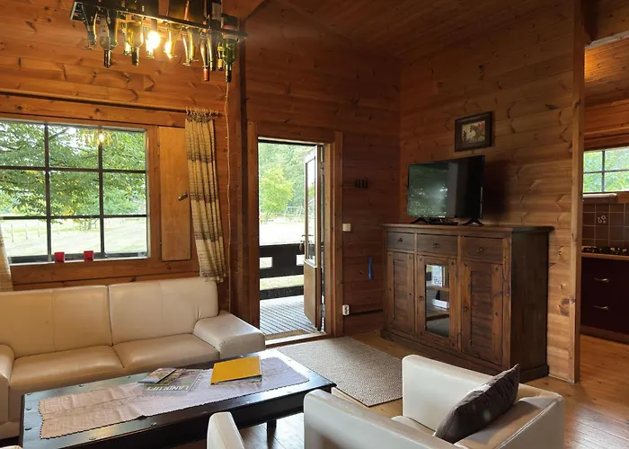 Blockhaeuser Auf Reiterhof In Semesterbostad