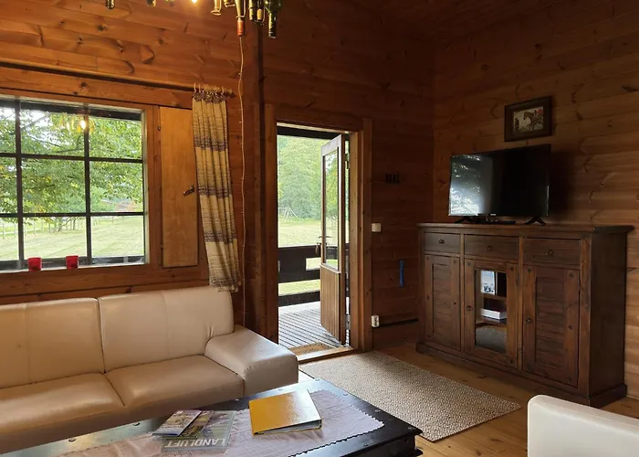 Blockhaeuser Auf Reiterhof In